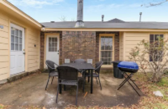 Large Fenced Yard Near Midtown- Shamrock Stay