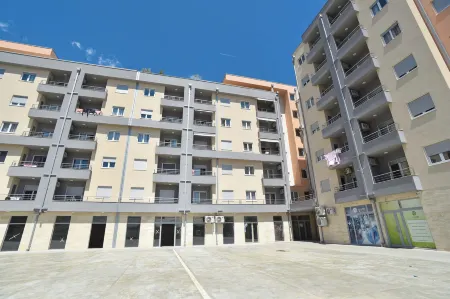 Azure Apartments Отели в г. Подострог