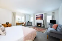 Shelter Harbor Inn Hotels in Вестерлі