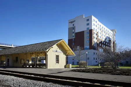 Courtyard Akron Downtown Отели в г. Акрон