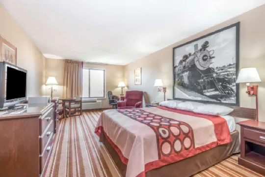 Super 8 by Wyndham Salina I-70