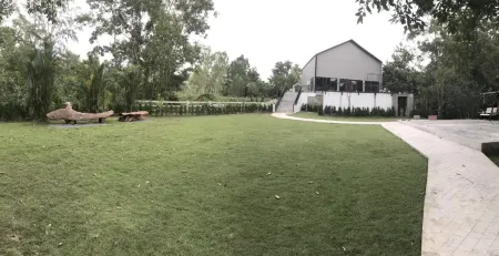 Lan Lay Resort Отели в г. Khlong Yai