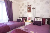 Riverbank View Three Bedroom Apartment with Free Parking