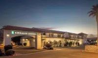 Embassy Suites by Hilton Palm Desert Отели рядом с достопримечательностью «Калифорния Стейт Юниверсити, Сан Бернардино Палм-Дезерт Кампус»