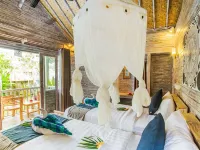 The Syron Huts Lembongan Hotels near Nusa Lembongan