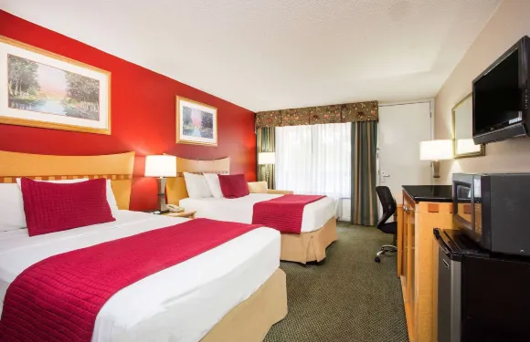 華納羅賓斯華美達套房酒店