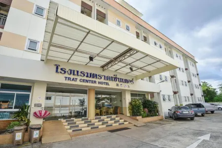 Trat Center Hotel Отели рядом с достопримечательностью «Wat Buppharam or Wat Plai Klong»