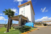 Hampton Inn by Hilton Silao-Aeropuerto Bajio فنادق في Silao