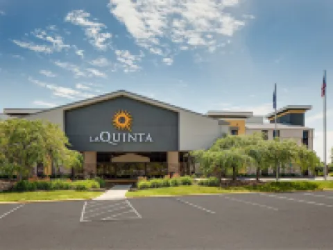 La Quinta Inn & Suites by Wyndham Detroit Metro Airport Hotels in Romulus