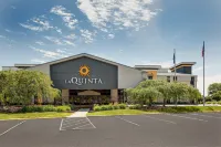 La Quinta Inn & Suites by Wyndham Detroit Metro Airport