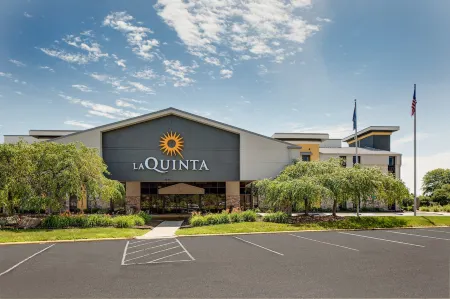 La Quinta Inn & Suites by Wyndham Detroit Metro Airport Отели в г. Ромул