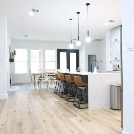 Master suite/ Soaking Tub/ Spacious Kitchen