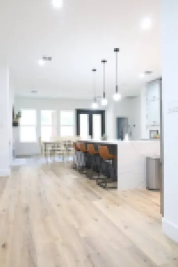 Master suite/ Soaking Tub/ Spacious Kitchen