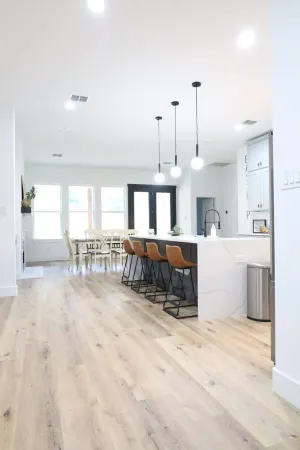 Master suite/ Soaking Tub/ Spacious Kitchen