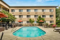 Oxford Suites Redding - piscine