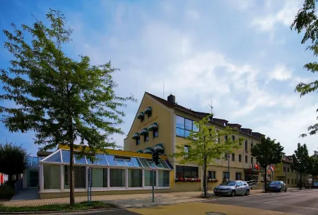 Hotel-Restaurant Zum Kirschbaum Отели в г. Тайльхайм