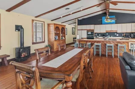 Harborview! Sleeps up to 10. Spa and beside The Bean!