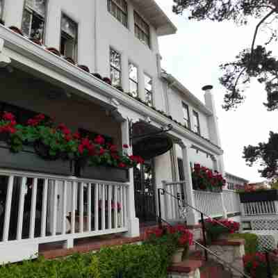 Tally Ho Inn Hotel Exterior