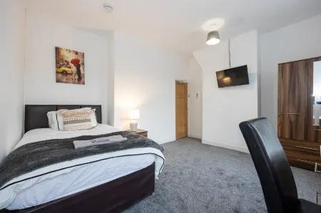 Charming 4-Bed Guest House in Salford