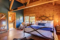 Le Chalet: Modern Design, Mountain views, Chef's Kitchen, Sauna & Hot Tub