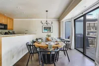 Marillac by AvantStay Gorgeous Ski Cabin w Balcony Patio Hotels in Olympic Valley