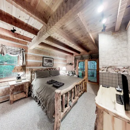 Streamsong Secluded Creek View Cabin with Hot Tub and Pool Table by RedAwning