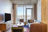 16명 숙박 가능, 브랜드 뉴 오스틴 하이 라이즈, 루프탑 수영장, 체육관, 요가 스튜디오 및 기타 시설 있음