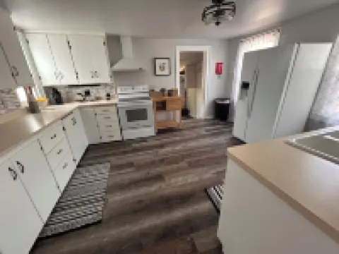 Pet friendly, freshly renovated, 5 minute walk to beach in the heart of the city