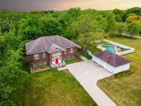 Schoolhouse now 5K Sq ft Lux BNB: Gym, Sauna, HotTub, GameRoom, Billiards, pets