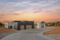 Stunning Courtyard with Hot Tub and Fire Pit - Modern Oasis Retreat