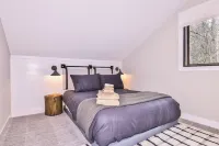 Cozy 4 BR Waterfront Retreat Near Bike Trails!  Pontoon Available! NEW LISTING