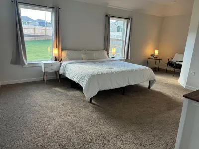 Quiet spacious 5-bedroom house with huge fenced yard near COTA, Tesla, Airport Hotels near Circuit of the Americas