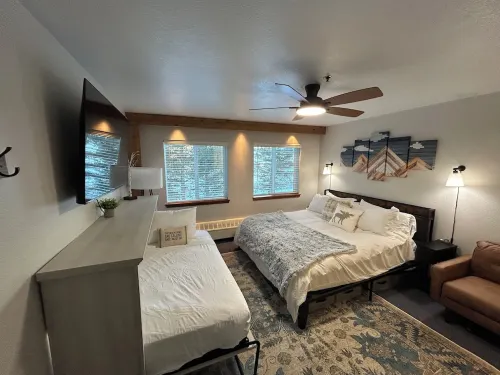 Cozy 1BD/2BA Condo - Steps from Ski Lifts, Hot Tub