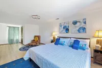 Poolside Retreat - spacious 4-bedroom retreat with hot tub, in-home gym and more