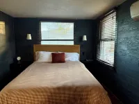 Desert Oasis-Hot Tub-Romantic Getaway-Writer's/Artist's studio-7 min from JTNP Hotels near Desert Institute at Joshua Tree National Park
