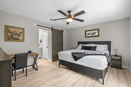 DFW Retreat • Pool, Spa & Minutes to Dallas & Fort Worth Отели рядом с достопримечательностью «Stay N' Play»