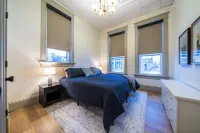 The Conservatory Suite - Huge, Luxury 3-Bedroom Apartment in Downtown Sedalia