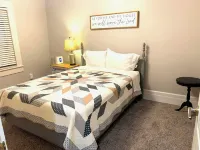 Bison Hall 7, no cleaning fee, near court square Hotels near Heritage Inn