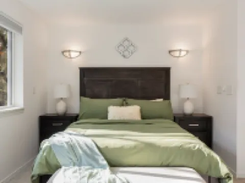 Ultimate Group Getaway: Near Ferry, Hot Tub and Games Hotels in Mukilteo