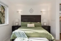 Ultimate Group Getaway: Near Ferry, Hot Tub and Games Hotel a Mukilteo