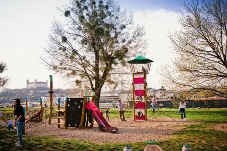 Botel Dunajský Pivovar Отели рядом с достопримечательностью «UFO Observation Deck»