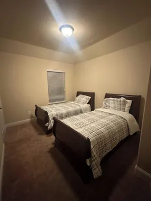 Spacious 5-bedroom house in charming Rosharon with WiFi and fitness room