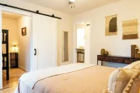 Charming Getaway in Comfort, TX - Relax, Recharge, Explore - Texas Wine Country 컴포트 호텔