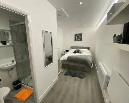 1 Bed Studio - Sleeps 2 - Smoking - Parking - Wifi Hotels in Uxbridge