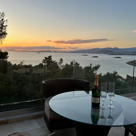 Luxurious 2-Bed Sea-Side Apartment in Saronida