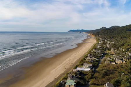 Royal Canoe by Avantstay Walk to the Shore + Private Yard