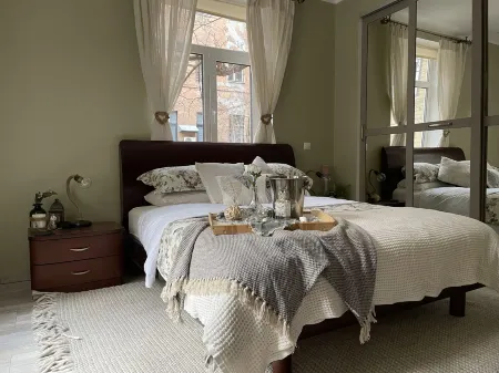 Exquisite 1Br/Ba Apt w/Free Parking in City Center Отели рядом с достопримечательностью «Railway Station Shkirotava»