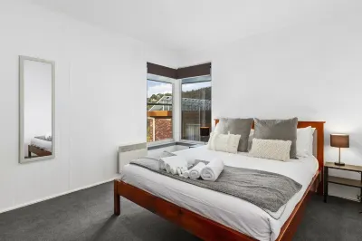 Spectacular Views - One Bedroom Unit - Free Parking - Free Wifi
