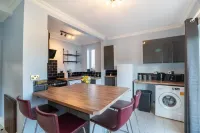 Stylish 3 Bed House-Free Parking