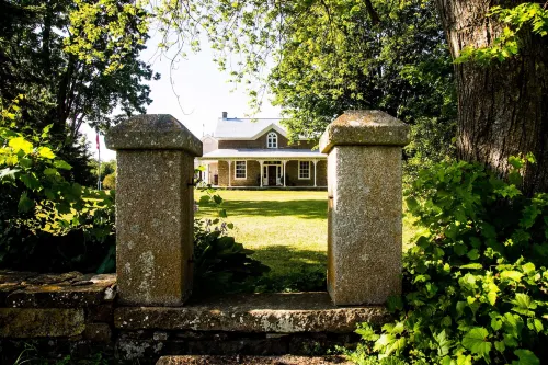Harlem Stonegate B&B Hotels in Rideau Lakes